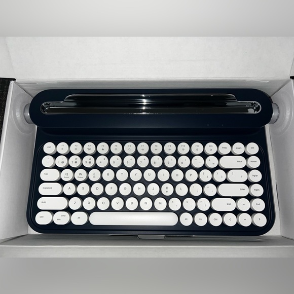 NIB Retro Wireless Typewriter Keyboard - Picture 5 of 12